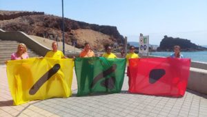 Ingenio Playa del Burrero mit neuen Hinweisfahnen für Sehbehinderte und Menschen mit Farbenblindheit